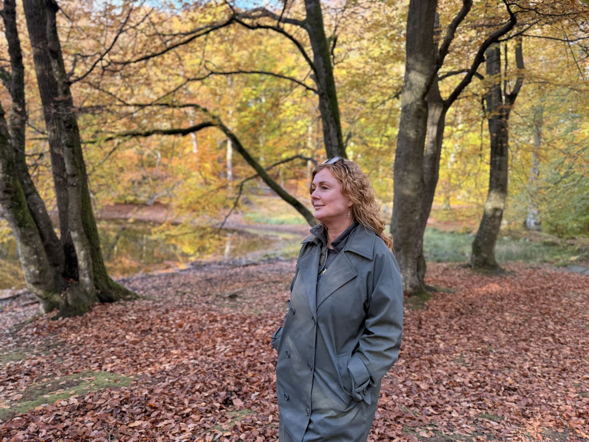 Psykolog Maria Baastlund Nielsen i en bøgeskov om efteråret