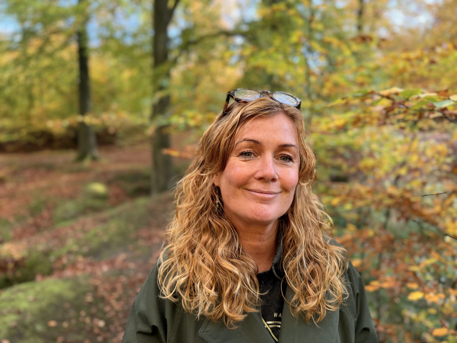 Klinisk psykolog Maria Baastlund Nielsen i en efterårsskov